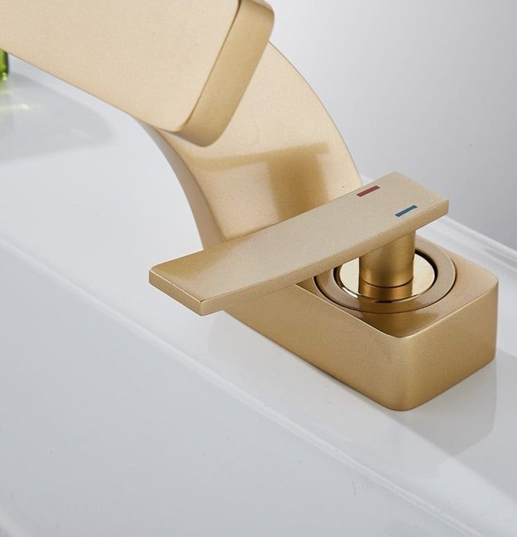 CurveStream | Sleek Curved Bathroom Faucet with Effortless Water Flow