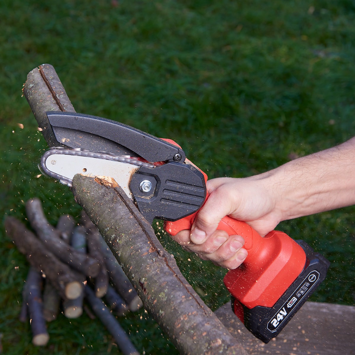 Cordless Mini Chainsaw – 24V Rechargeable Battery & Safety Guard