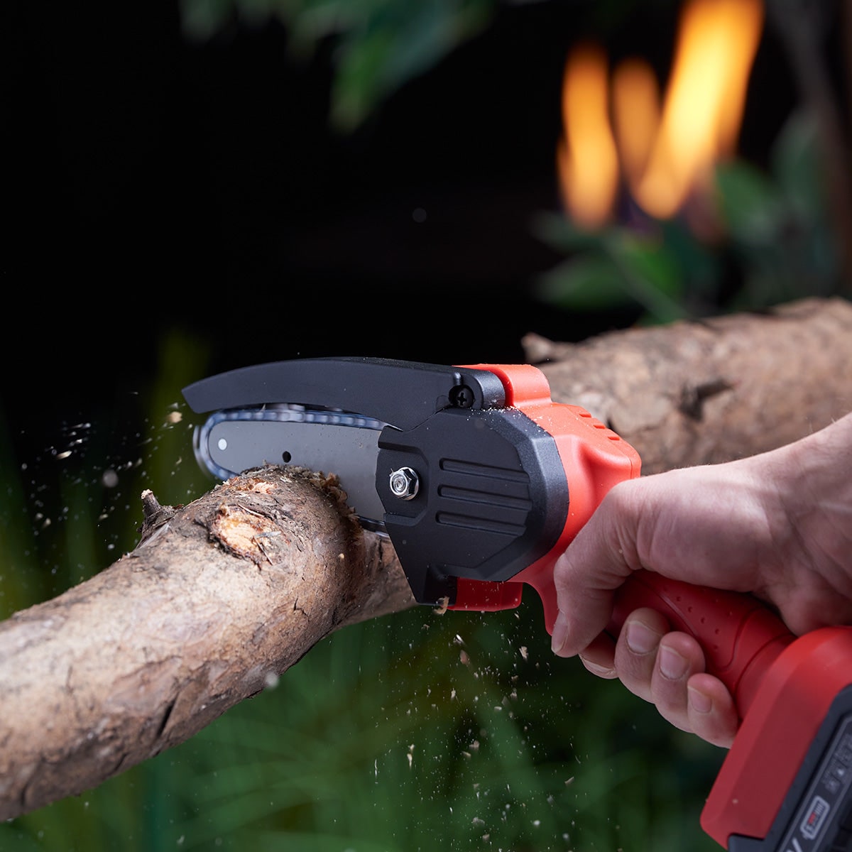 Cordless Mini Chainsaw – 24V Rechargeable Battery & Safety Guard